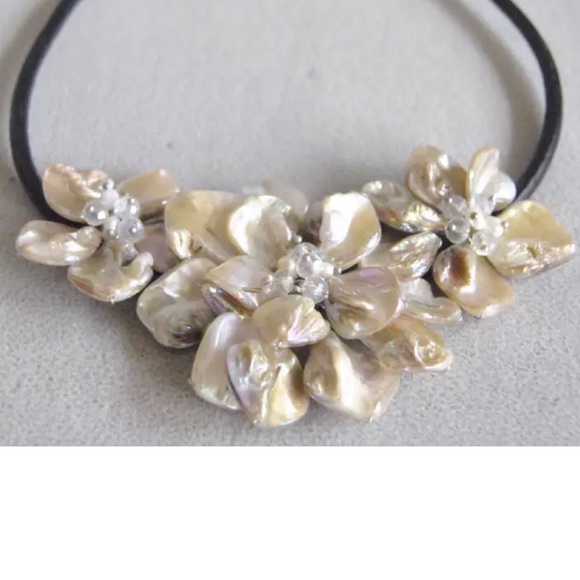 IRIS APFEL Baroque Cultured Pearl Shell Flower Art Necklace Leather Chocker - Picture 14 of 16